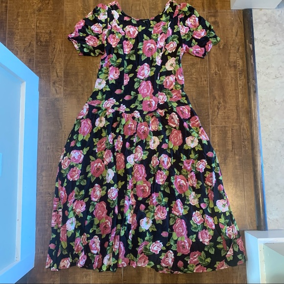 Vintage floral button up dress with pockets! - Picture 2 of 4